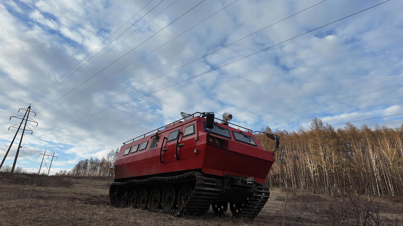 Single-section tracked all-terrain troop transport vehicle