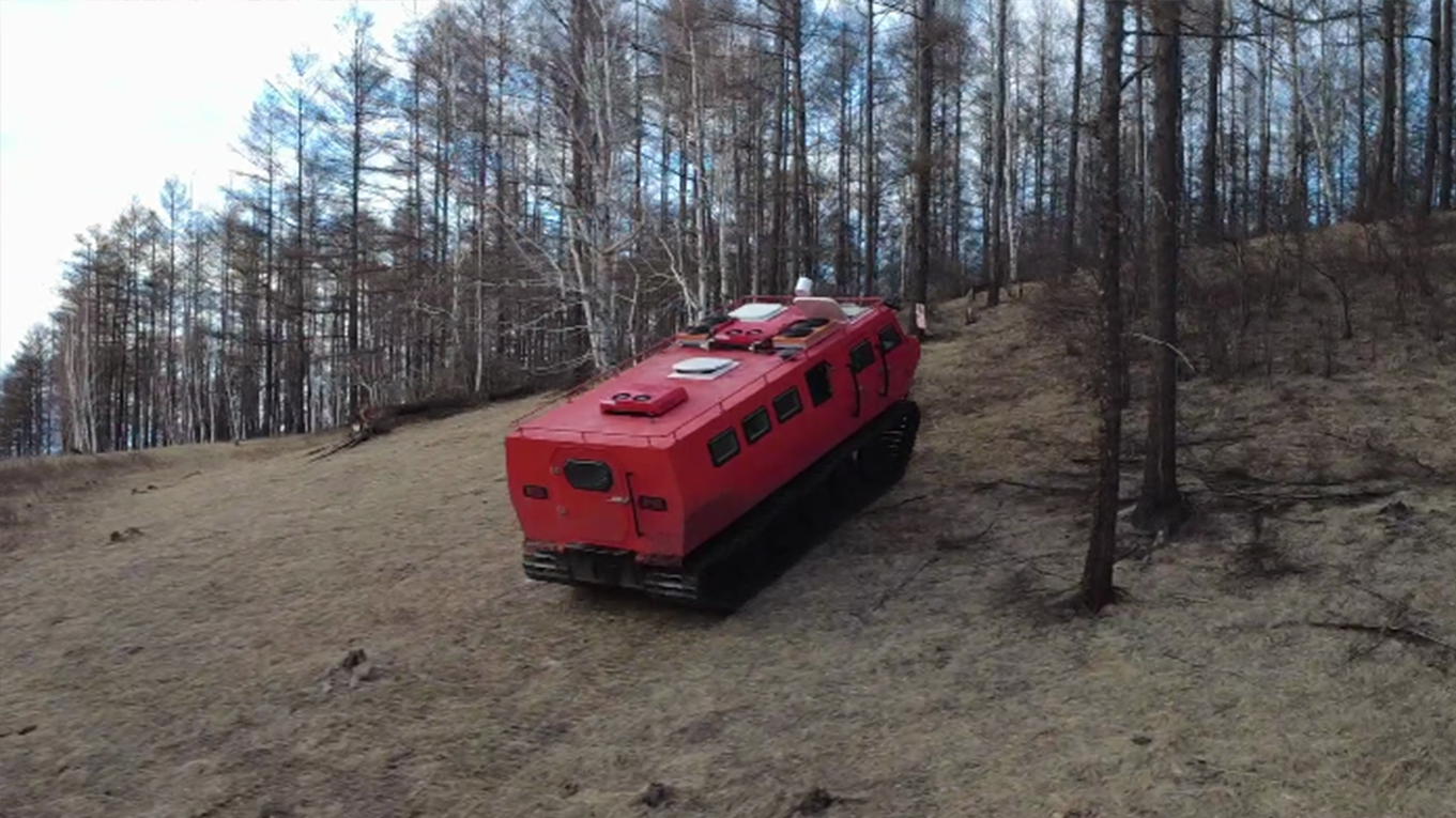Single-section tracked all-terrain troop transport vehicle