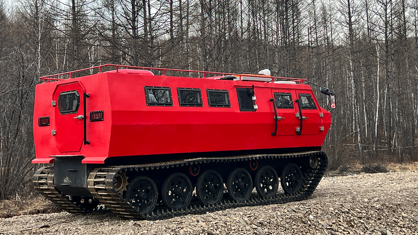 Single-section tracked all-terrain troop transport vehicle