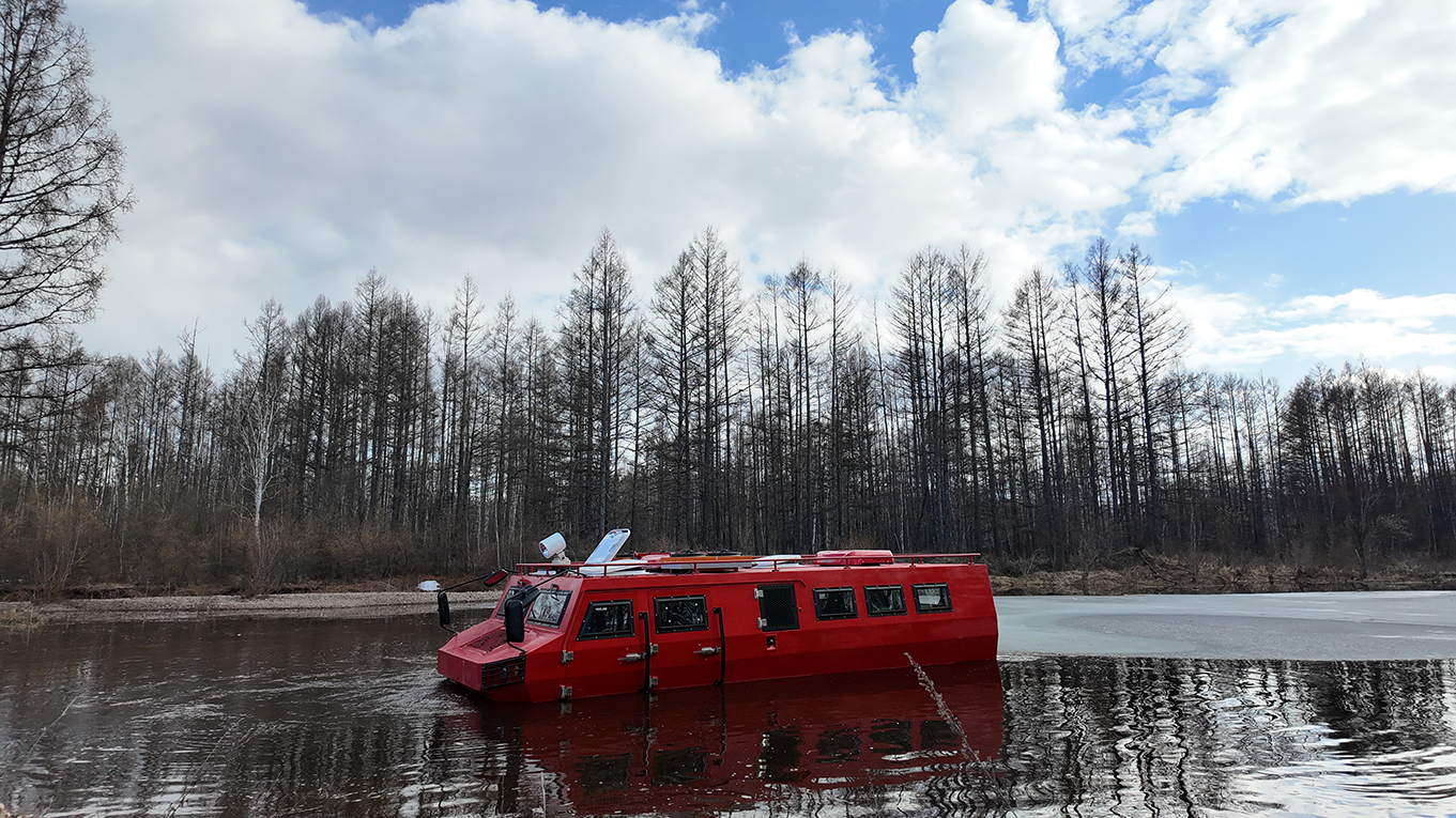 Single-section tracked all-terrain troop transport vehicle